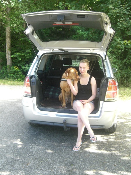 Tino und sein Frauchen durften bei uns im Auto mitfahren....so hatte Inga dann ihren Platz auf dem Beifahrersitz....hat sie genossen!!!