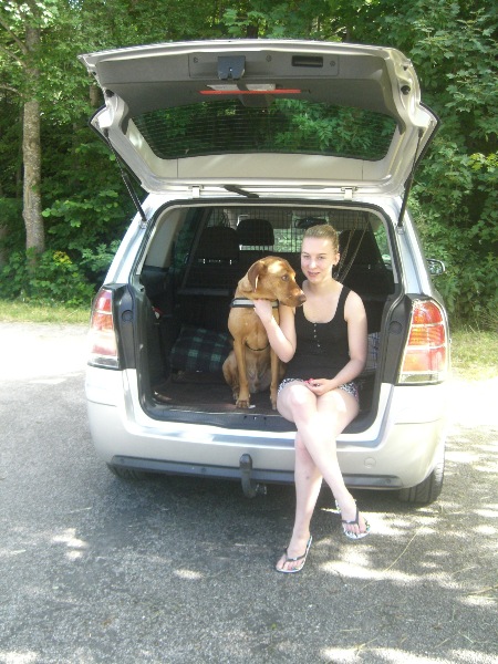 Tino und sein Frauchen durften bei uns im Auto mitfahren....so hatte Inga dann ihren Platz auf dem Beifahrersitz....hat sie genossen!!!